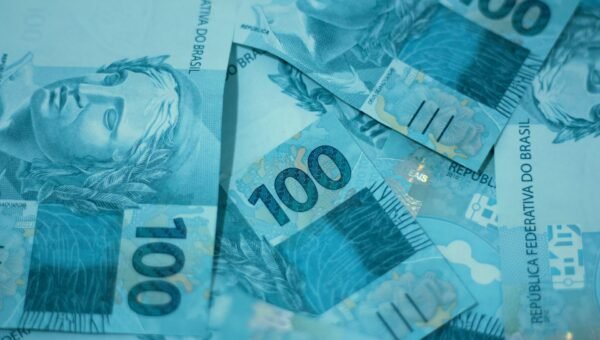 a pile of ten hundred dollar bills sitting on top of each other